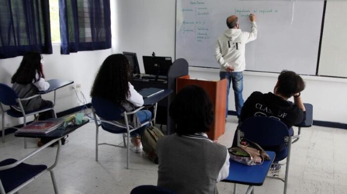 En el colegio Letort, el 90% de los chicos de secundaria asisten escalonadamente a las aulas. Foto: Galo Paguay / EL COMERCIO.