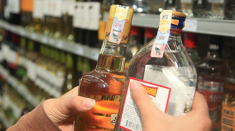 Una muestra de los sellos que actualmente llevan las bebidas alcohólicas en un supermercado de Cuenca. Foto: Archivo EL COMERCIO