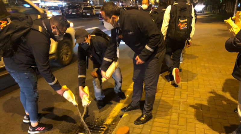 Los agentes arrojaron el licor y las bebidas alcohólicas a las alcantarillas, tras el operativo durante las fiestas de Quito. Foto: Twitter Agencia Metropolitana de Control