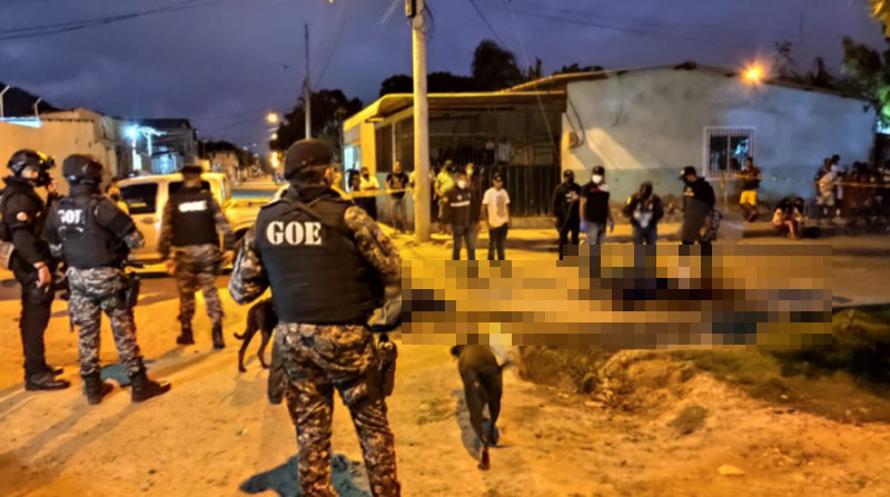Los agentes de la Policía llegaron al lugar en donde se registró un linchamiento en Bahía de Caráquez, Manabí. Foto: El Diario