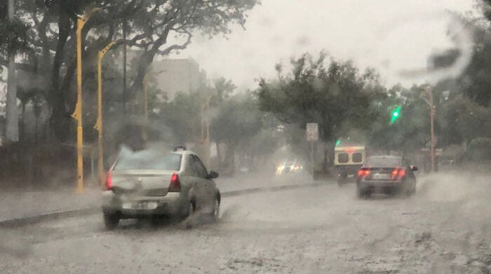Las calles de Urdesa se convirtieron en arroyos en la primera lluvia de la temporada en Guayaquil. Foto: Enrique Pesantes /EL COMERCIO
