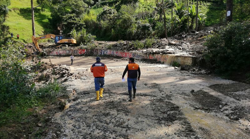 Las fuertes lluvias generaron el desbordamiento de la quebrada Naranjito, en la vía Loja - Chuquiribamba, con el arrastre de material pétreo, árboles y flujos de lodo este 23 de diciembre del 2021. Foto: Cortesía Servicio Nacional de Gestión de Riesgos