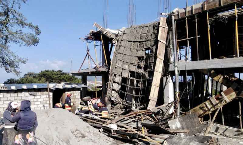 Los obreros realizaban trabajos con cemento en el segundo piso de una vivienda en construcción cuando ocurrió el accidente. Foto: Twitter Bomberos Quito
