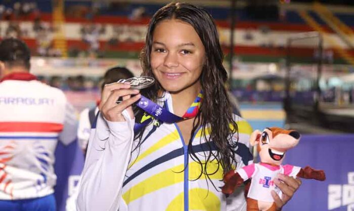 La nadadora Anicka Delgado quedó segunda en la prueba de 50 metros libres y obtuvo la presea de plata.
