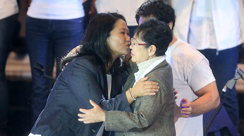 Fotografía de archivo fechada el 2 de junio de 2016 que muestra a la candidata presidencial Keiko Fujimori (i) mientras besa a su madre Susana Higushi (d) durante el cierre de su campaña electoral, en Lima (Perú). Foto: EFE