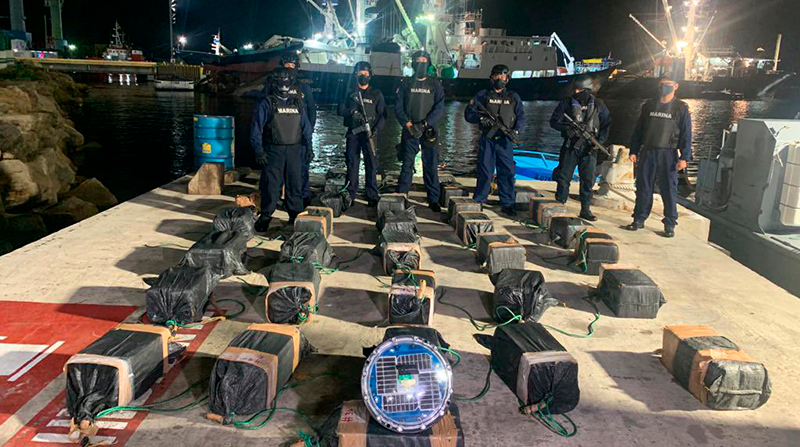 La droga fue incautada junto con una boya de rastreo satelital, a 130 millas de Manta, en Manabí. Foto: Cortesía Armada del Ecuador