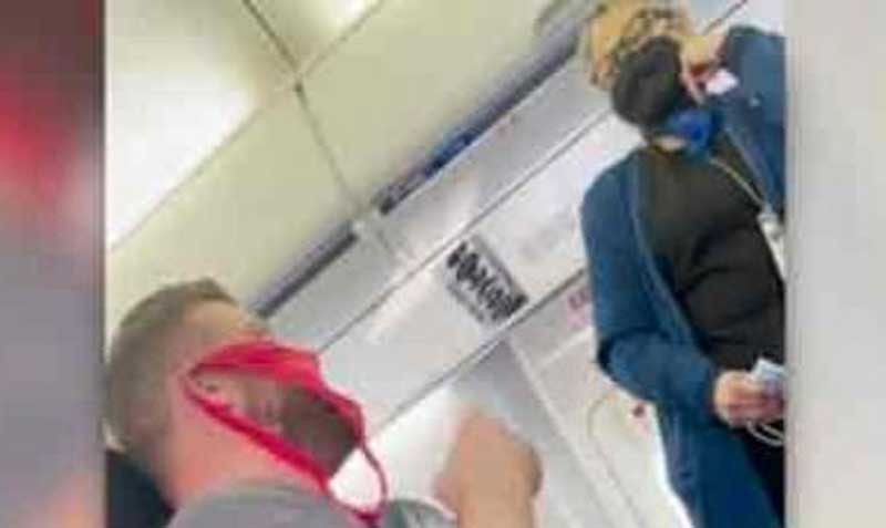 Adam Jenne afirmó que usó la prenda para mostrar públicamente su descontento con la obligatoriedad del uso de mascarillas en los viajes aéreos. Foto: captura
