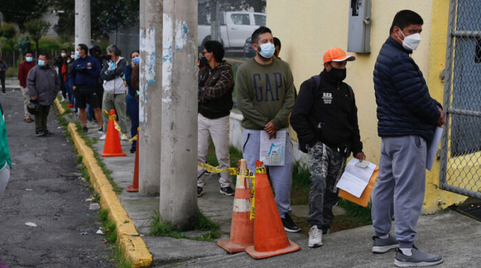 Había colas en los exteriores de los centros de revisión vehicular, como el de Guajaló, sur de Quito. Foto: Diego Pallero/ EL COMERCIO