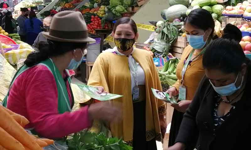 Dos ejecutivas de la Cooperativa de Ahorro y Crédito Kullki Wasi llegaron con créditos para los comerciantes del Mercado Central, en el centro de Ambato. Foto: EL COMERCIO