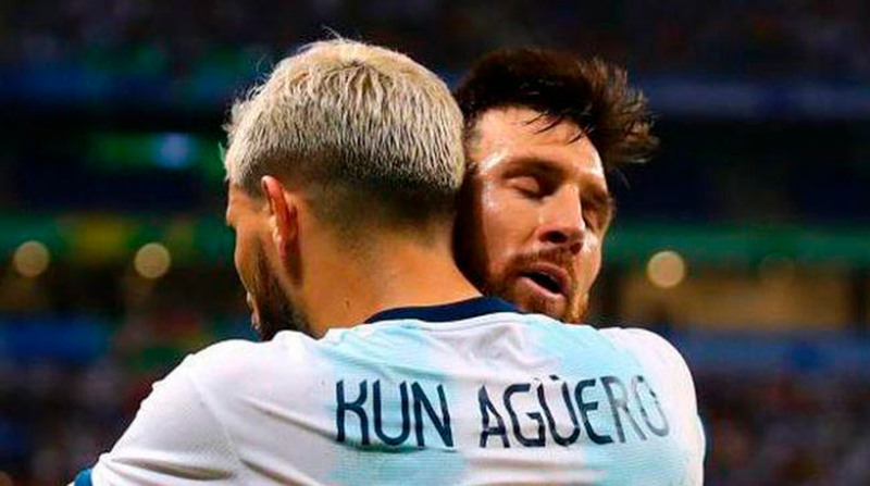 Messi y Agüero en un abrazo durante un partido de la selección argentina de fútbol. Foto: Instagram Messi