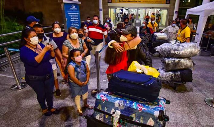 La noche del sábado 4 de diciembre del 2021 migrantes ecuatorianos llegaron desde Ámsterdam y Madrid al aeropuerto de Guayaquil. Foto: Enrique Pesantes / EL COMERCIO