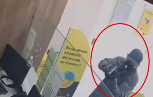 Video que captó al hombre armado durante un asalto. Foto: Captura de pantalla