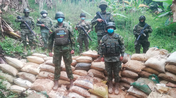 Las Fuerzas Armadas encontraron 200 sacos de material mineralizado con oro en el sector de Chorrillos, en el área de exclusión minera de Zaruma, en El Oro. Foto: Cortesía Fuerzas Armadas