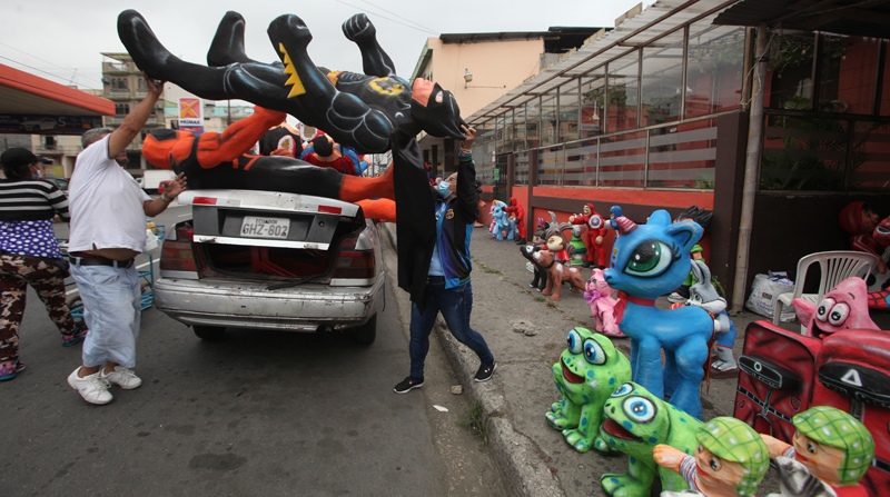 Todas las mañanas, desde mediados de diciembre, camiones rodean la avenida Seis de Marzo, en Guayaquil. Sus ocupantes buscan fabricantes de monigotes. Foto: Enrique Pesantes / EL COMERCIO