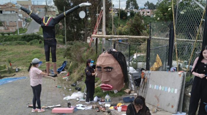 Integrantes del barrio Consejo Provincial, en Tulcán, hicieron un monigote gigante inspirado en el logro de la pesista Tamara Salazar. Foto: Cortesía