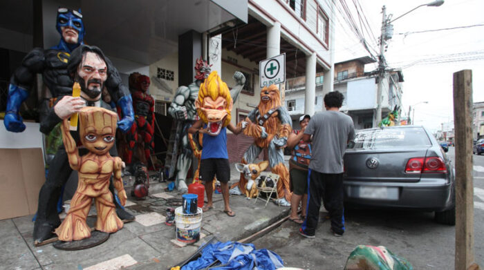 Los artesanos de la tradicional calle 6 de Marzo pidieron al Municipio de Guayaquil que se permita la quema de monigotes. Foto: Enrique Pesantes / EL COMERCIO