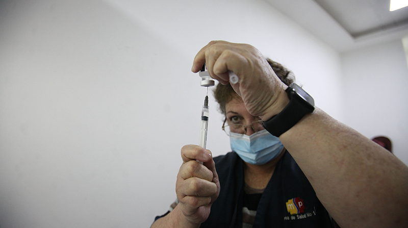 Trabajadora del Ministerio de Salud de Ecuador prepara una jeringa para vacunar contra el covid-19. Foto: Julio Estrella / EL COMERCIO