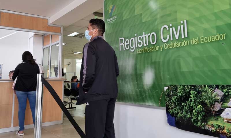 En el Registro Civil de Cuenca, ha disminuido notablemente en estos dos meses la demanda de pasaportes. Foto: Lineida Castillo / EL COMERCIO