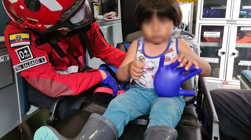 El niño fue revisado por paramédicos de los Bomberos de Quito, tras el rescate. Foto: Twitter Bomberos Quito