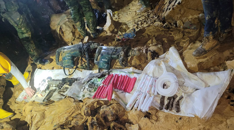 Durante el operativo contra la minería ilegal, policías y militares han hallado armas ilegales, explosivos y otras herramientas para la actividad delictiva en Zaruma. Foto: Cortesía