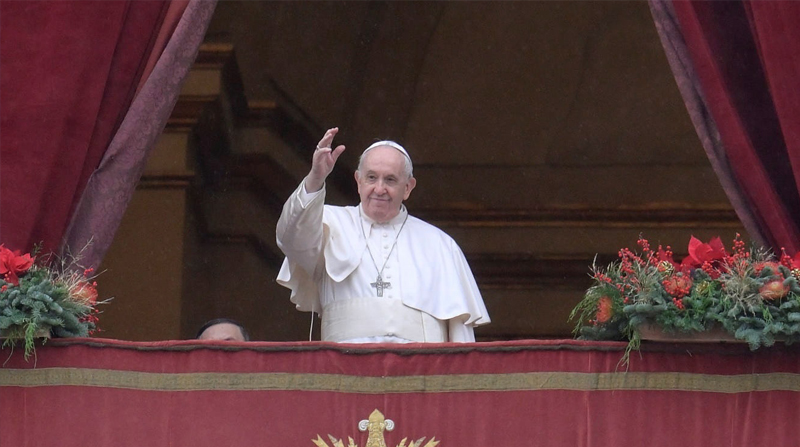 El Papa Francisco saluda a los fieles reunidos después de su bendición navideña Urbi et Orbi en la Plaza de San Pedro en el Vaticano. Foto: EfE