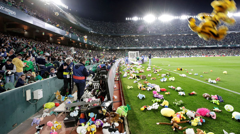 Los aficionados lanzaron cientos de peluches a la cancha, tras un pedido del Betis para hacer una donación a los niños. Foto: EFE