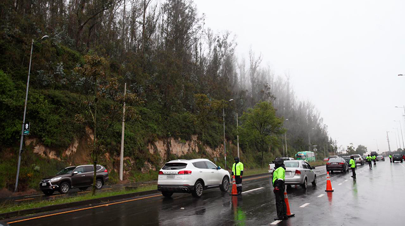 Controles de agentes de tránsito por Pico y placa en la avenida Simón Bolívar a la altura de la Casa de la Selección. Foto: Julio Estrella / EL COMERCIO