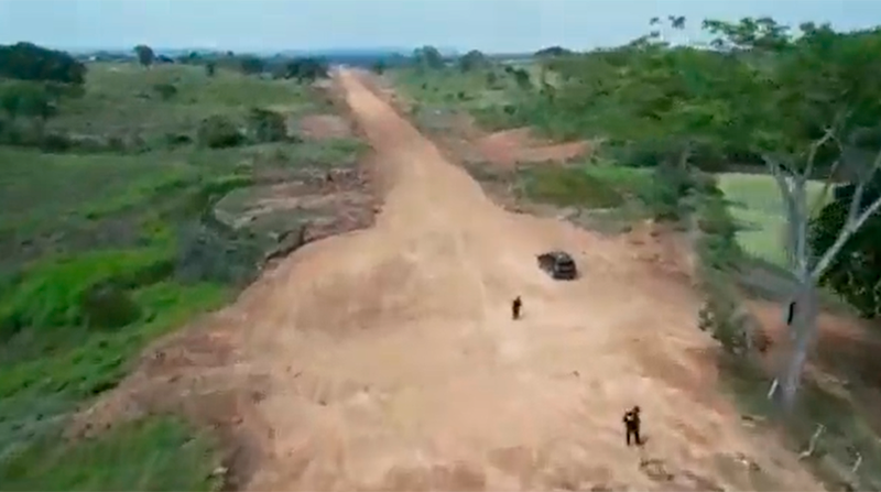 Las dos pistas descubiertas en el sector de La Trampa, en Balzar, tenían unos 1 500 metros de largo por 30 de ancho. Foto: Captura de video de la Policía Nacional