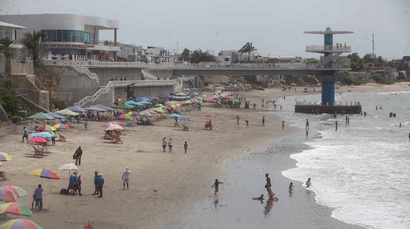 La playa de Ballenita en el cantón Santa Elena, provincia homónima, espera gran flujo de turistas por el feriado. Foto: Archivo / EL COMERCIO