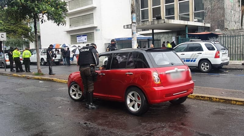 El 17 de diciembre del 2021, policías realizaron un operativo de seguridad alrededor de una entidad financiera de Quito. Foto: Cortesía Policía Nacional