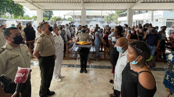 En Esmeraldas se realizó el velorio del uniformado que murió durante el ataque a la UPC, el pasado 12 de diciembre del 2021. Foto: Cortesía