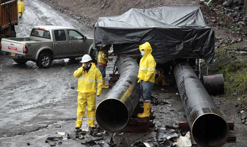En la zona de Piedra Fina 2, obreros trabajan en una nueva variante para el oleoducto estatal, con el objetivo de alejarlo de la erosión del río Coca. Foto: archivo / EL COMERCIO