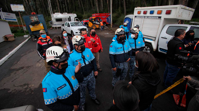 Personal de bomberos y agentes metropolitanos de control en la zona de la quebrada Caicedo. Foto: Julio Estrella / EL COMERCIO