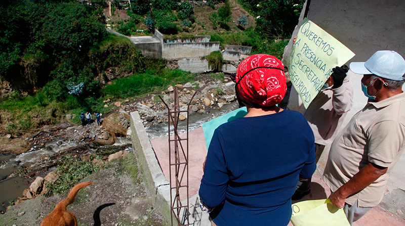 Casas del sur de Quito en peligro de caer a la quebrada. Foto: Galo Paguay / EL COMERCIO