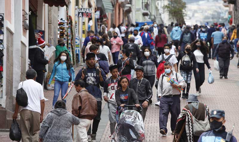 Cientos de peatones y comerciantes informales se aglomeraron en las calles del Centro Histórico de Quito. Foto: Galo Paguay / EL COMERCIO