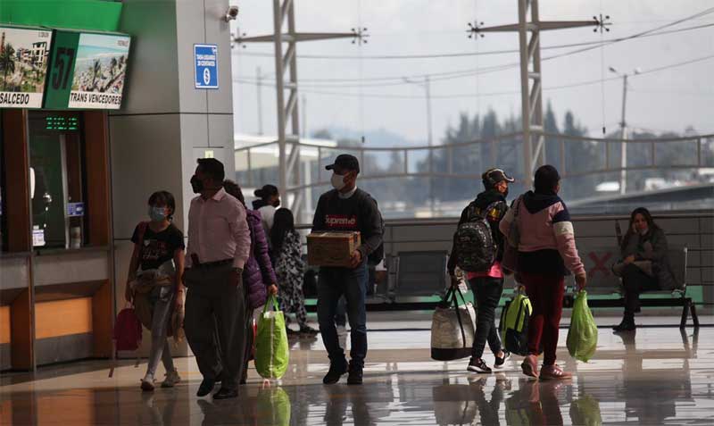 En la terminal de Quitumbe, familias llevaban maletas y bolsas con regalos para sus parientes. Foto: Julio Estrella / EL COMERCIO