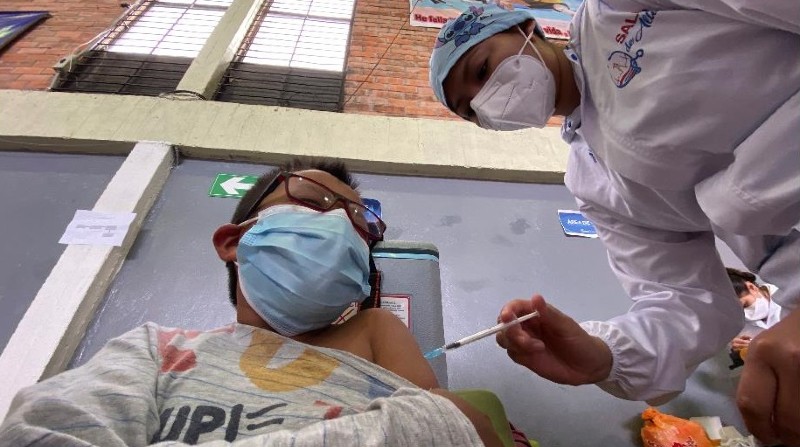 Imagen referencial. Las personas que cumplieron seis meses de su última dosis se aplican el refuerzo en los puntos de vacunación. Foto: Patricio Terán / EL COMERCIO.