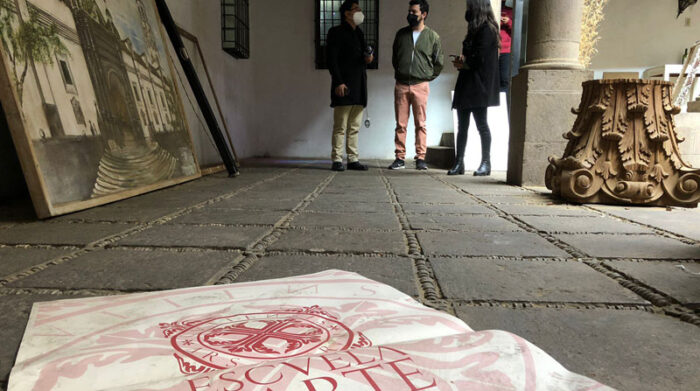 Los encargados expresaron su indignación por el robo, pues la Escuela de Arte Quiteño fue atacada el día en que se conmemoraba la Fundación de Quito. Foto: Galo Paguay/ EL COMERCIO