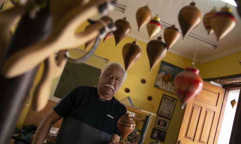 Gerardo Zabala elabora accesorios y juguetes de madera. Los tradicionales trompos son una de sus especialidades en la calle La Ronda, en el Centro Histórico de la capital. Foto: Diego Pallero / EL COMERCIO