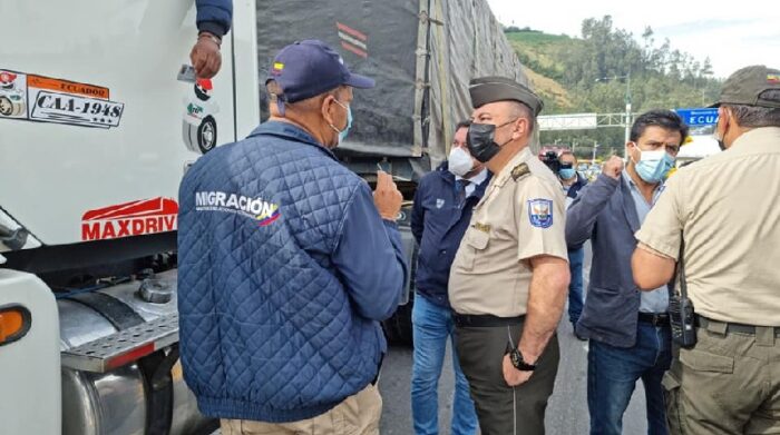 Fausto Olivo (centro), subsecretario de Migración de Ecuador, recorrió el puente de Rumichaca para ponerse al tanto del paso del transporte internacional de mercancía. Foto: Gobernación del Carchi