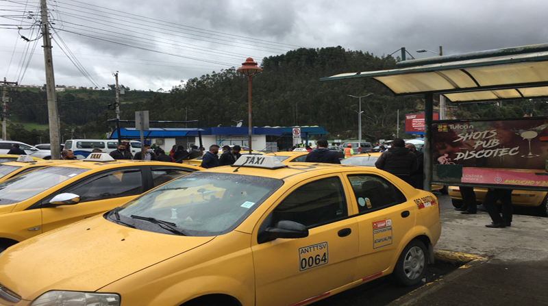 En el puente de Rumichaca, principal nexo entre Ecuador y Colombia, hubo más presencia de peatones y automotores. Fotos: El Comercio