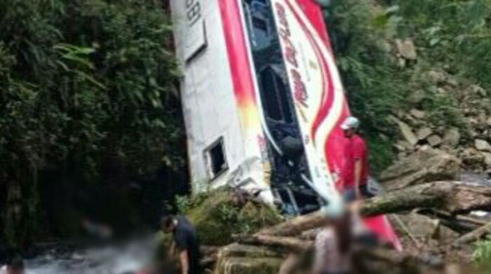 La mujer y la adolescente, que fallecieron por la gravedad de las heridas, viajaban en el bus que cayó de un puente en la vía Macas- Taisha. Foto: Cortesía ECU 911