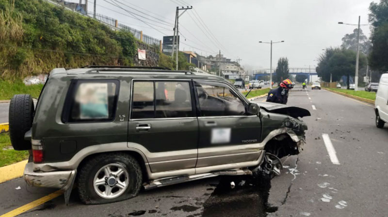 El vehículo tipo SUV quedó con la parte delantera destrozada, tras el impacto con una moto en la autopista al valle de Los Chillos. Foto: Cuerpo de Bomberos Quito