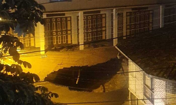 Un enorme socavón se abrió en frente de varias casas ubicadas en pleno centro de Zaruma. Foto: Twitter Franco Fernández