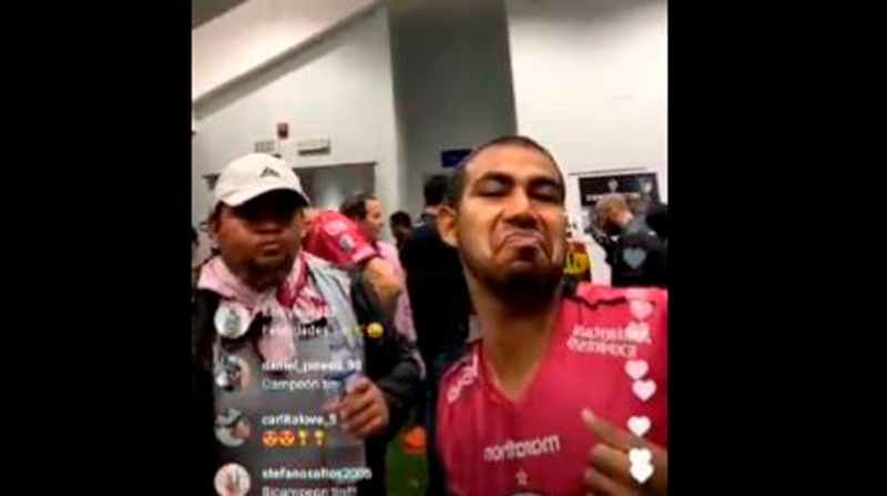 Sornoza durante el 'live' de Instagram de su compañero de equipo José Angulo. Foto: Captura de pantalla