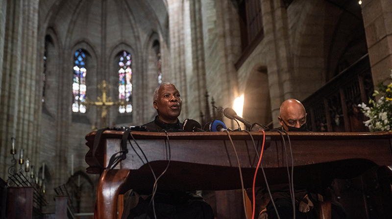 El arzobispo de Ciudad del Cabo, Thabo Makgoba, se dirige a los medios de comunicación en otros arreglos para la despedida de una semana del difunto arzobispo Desmond Tutu. Foto: EFE