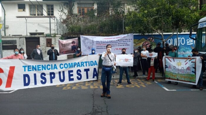 El pasado 17 de junio, miembros de Coparentalidad Ecuador hicieron un plantón en el exterior de la Corte Constitucional para pedir que se da tratamiento a su demanda de inconstitucionalidad. Foto: cortesía.
