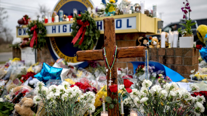 Los padres del presunto autor del tiroteo en una secundaria de EE.UU, donde cuatro personas murieron, fueron detenidos esta madrugada. Foto: EFE