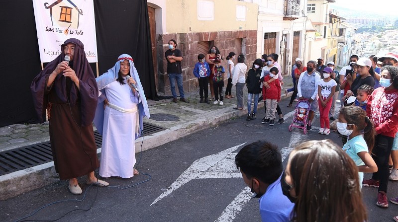 Los vecinos de la calle Vicente León, en La Tola, realizaron un agasajo para los niños del barrio. Al final se lee el testamento del año viejo. Foto: Diego Pallero / El comercio