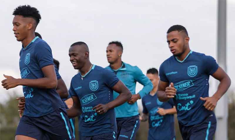 Jugadores de la selección durante el entrenamiento en Houston previo al encuentro con El Salvador. Foto: Twitter La Tri